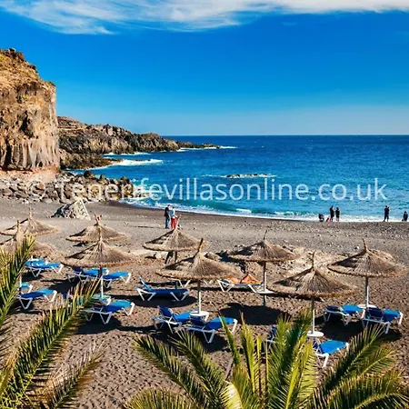 Beautiful 3 Bedroom Private Heated Pool Villa *