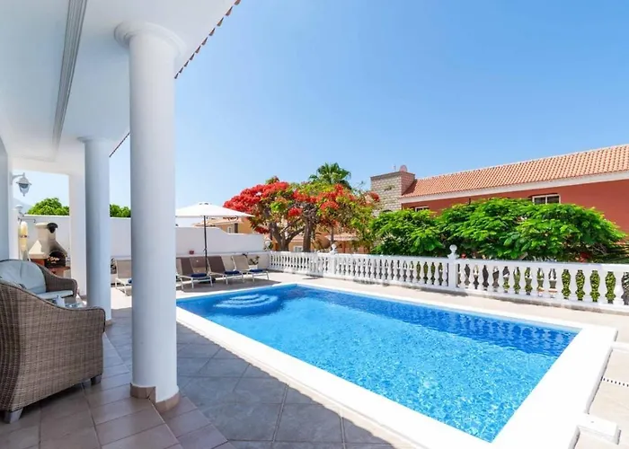 Beautiful 3 Bedroom Private Heated Pool Villa *
