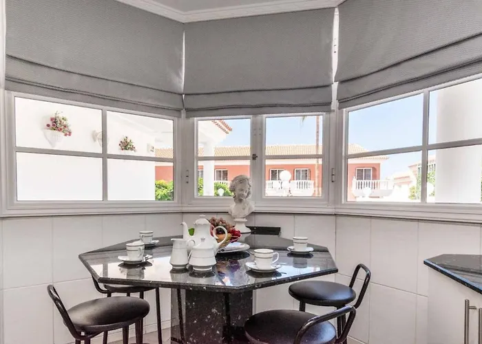 Beautiful 3 Bedroom Private Heated Pool Villa *