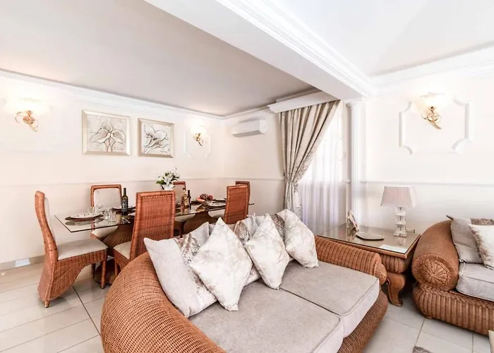 Beautiful 3 Bedroom Private Heated Pool Villa