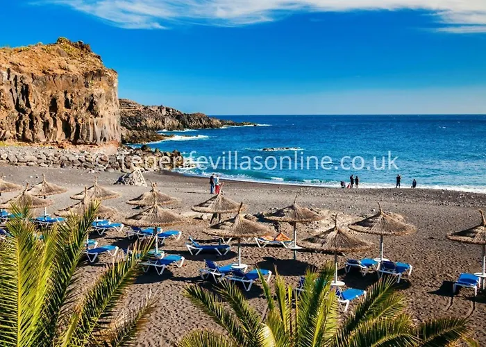 Beautiful 3 Bedroom Private Heated Pool Villa *