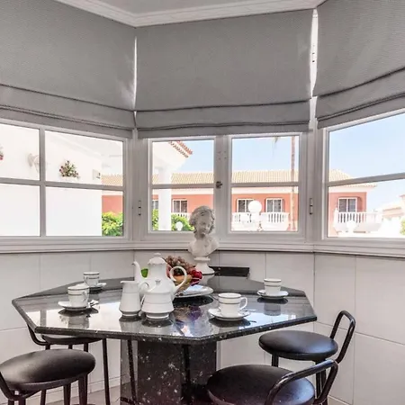 Beautiful 3 Bedroom Private Heated Pool Vila *
