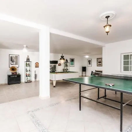 Beautiful 3 Bedroom Private Heated Pool *