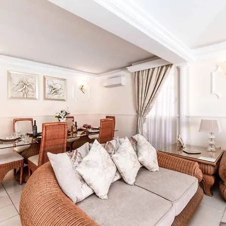 Beautiful 3 Bedroom Private Heated Pool Villa