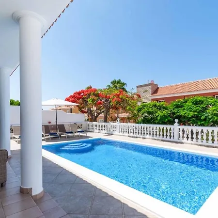Beautiful 3 Bedroom Private Heated Pool Villa *