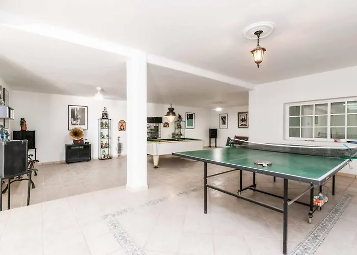 Beautiful 3 Bedroom Private Heated Pool *